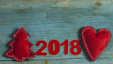 Yeni yıl 2018 rustik ahşap arka plan üzerinde.