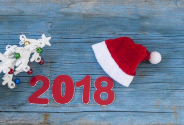 Yeni yıl 2018 rustik ahşap arka plan üzerinde.