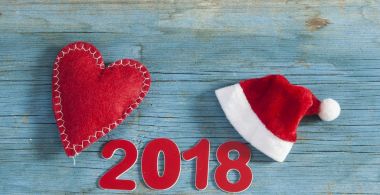 Yeni yıl 2018 rustik ahşap arka plan üzerinde.