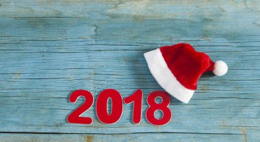 Yeni yıl 2018 rustik ahşap arka plan üzerinde.