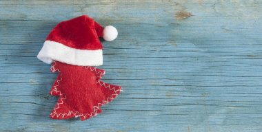 Noel ağacı süsle kopya ile ahşap arka plan üzerinde hissettim sp