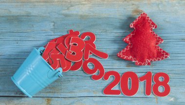 Yeni yıl 2018 rustik ahşap arka plan üzerinde.