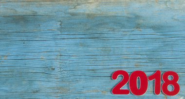 Yeni yıl 2018 rustik ahşap arka plan üzerinde.