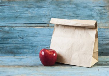 eski ahşap zemin üzerine kağıt torba