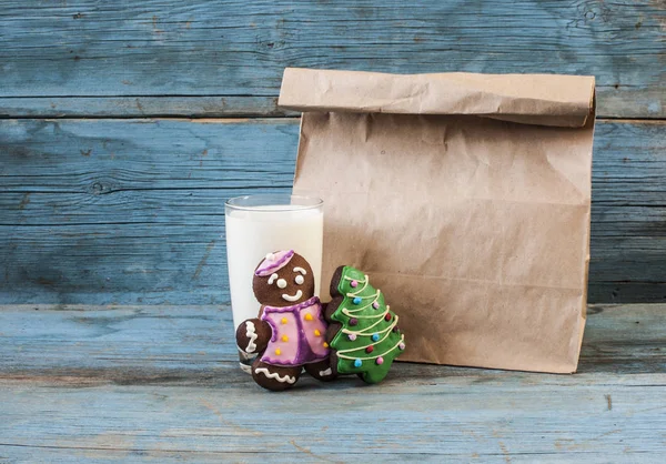 Peperkoek kerstkoekjes in houten kist — Stockfoto