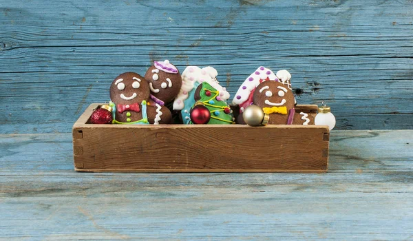 Christmas gingerbread cookies in wooden box — Stock Photo, Image