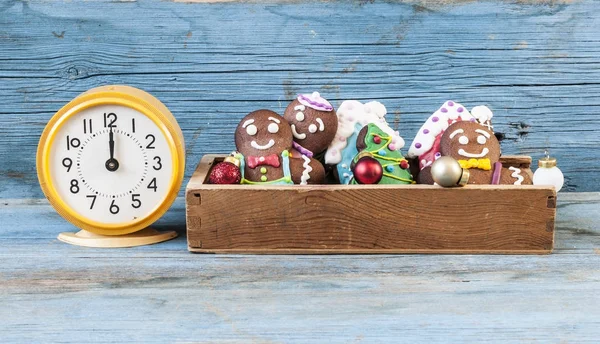 Galletas de jengibre de Navidad en caja de madera — Foto de Stock