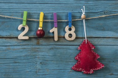 Yeni yıl 2018 için clothespins dönüştürün ve