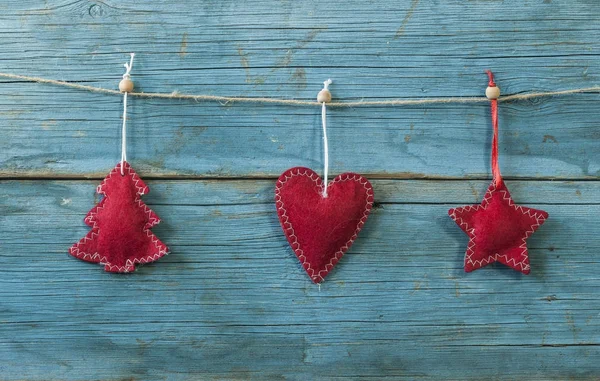 Πολύχρωμες καρδιές σε ξύλινο φόντο — Φωτογραφία Αρχείου