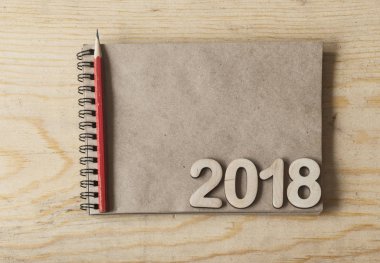 Not Defteri ile numara kağıda 2018 ahşap backgorund için mutlu yeni 