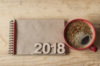 Not Defteri ile numara kağıda 2018 ahşap backgorund için mutlu yeni 