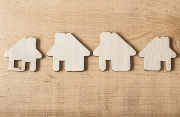 Ξύλινο σπίτι σχήμα σε ρουστίκ παλαιό ξύλινο φόντο - σύμβολο — Φωτογραφία Αρχείου