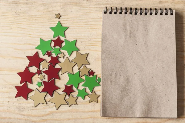 Fondo navideño con cuaderno sobre madera — Foto de Stock