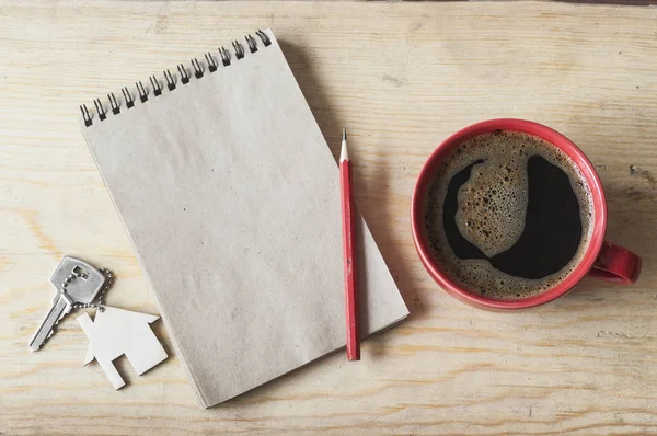 Café taza sobre fondo de madera con nota vacía, vista superior — Foto de Stock