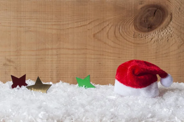 Santa Claus klobouk na sněhu. — Stock fotografie