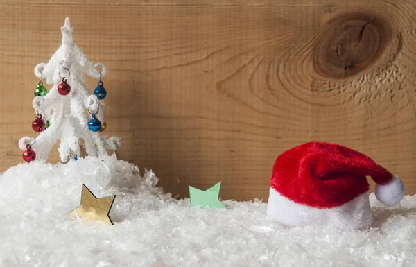 Chapéu de Papai Noel na neve . — Fotografia de Stock