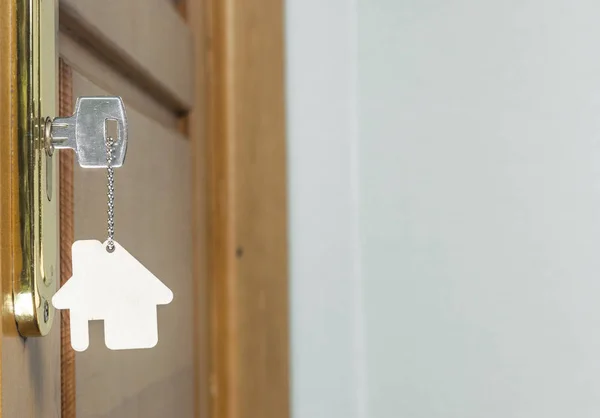 Huissleutel met zilveren chroom hanger met home vorm — Stockfoto