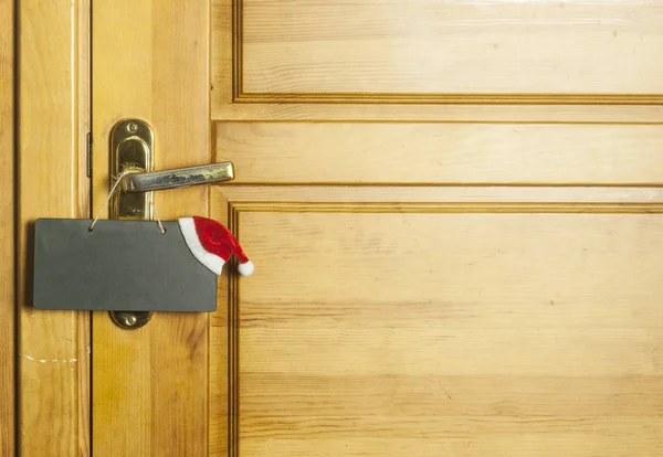 Blank blackboard on wooden door background — Stock Photo, Image