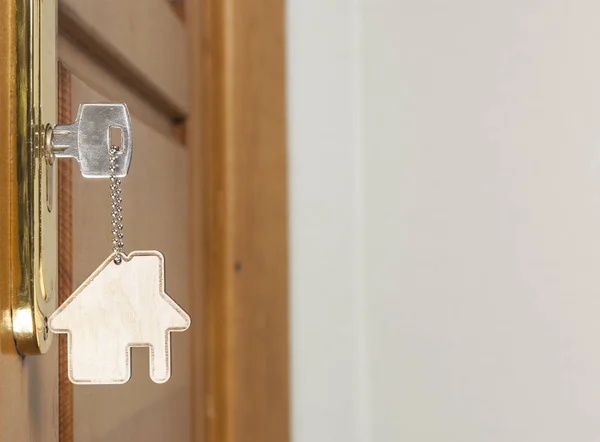 Hausschlüssel mit silbernem Chromanhänger mit Wohnform — Stockfoto