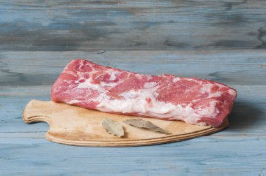 Çiğ et. Çiğ domuz biftek tuz ve baharatlar ile siyah.