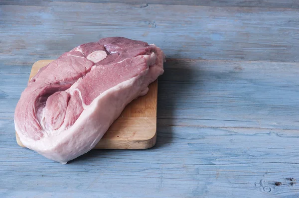 Nyers hús. Nyers sertés steak, a sót és a fűszereket, fekete. — Stock Fotó