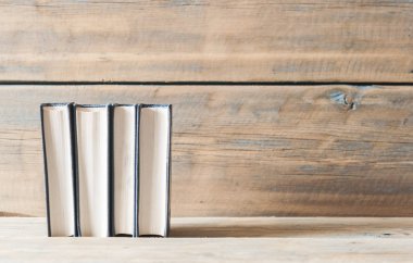 Ahşap bir rafta eski kitaplar. 