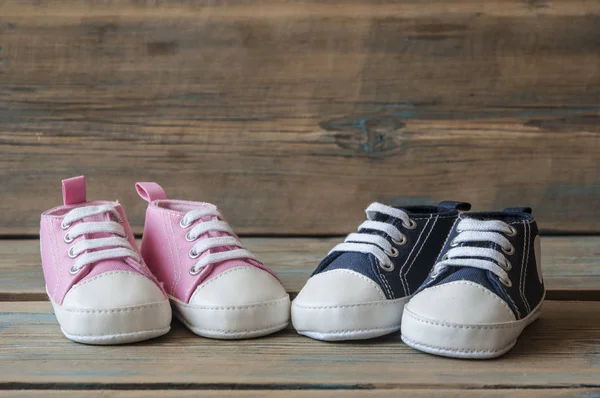 Sapatos de criança coloridos em fundo de madeira — Fotografia de Stock