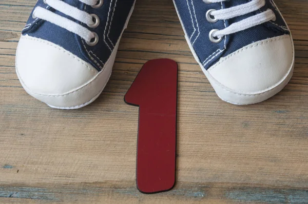 Bunte Kleinkinderschuhe auf hölzernem Hintergrund — Stockfoto