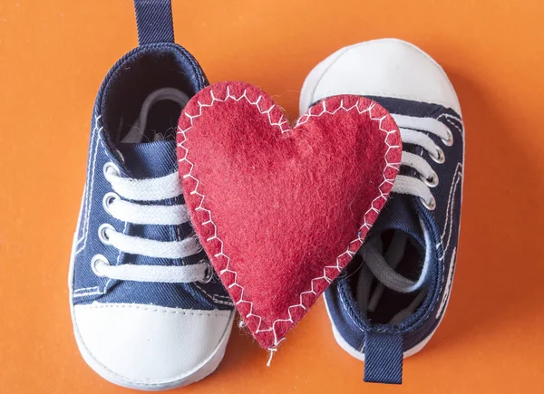 Niedliche kleine Babyschuhe — Stockfoto