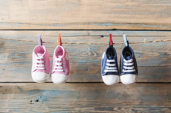 Chaussures de bébé accrochées à la corde à linge. — Photo