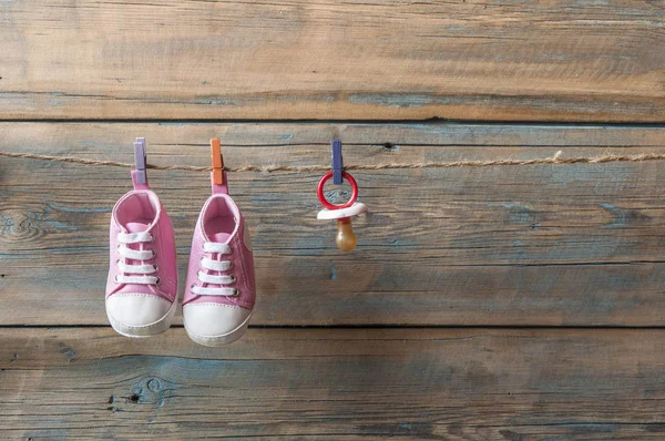 Scarpe bambino appese sulla clothesline. — Foto Stock