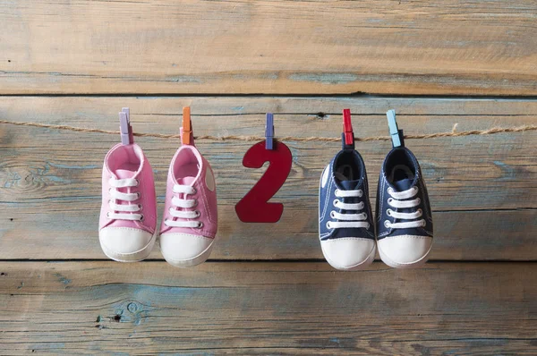 Buty dla niemowląt wiszące na sznurku. — Zdjęcie stockowe
