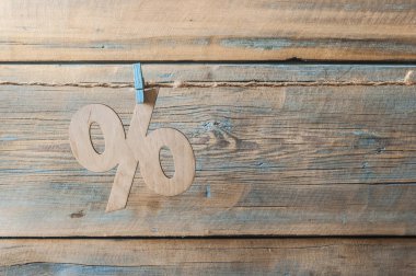 ahşap arka plan üzerinde yüzde sembolü