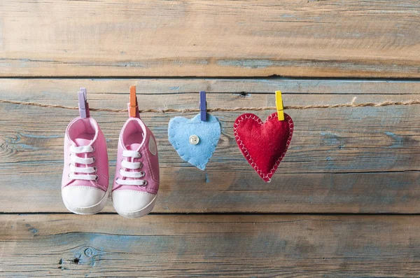 Scarpe bambino appese sulla clothesline. — Foto Stock