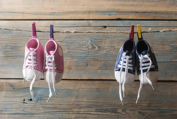 Chaussures de bébé accrochées à la corde à linge. — Photo