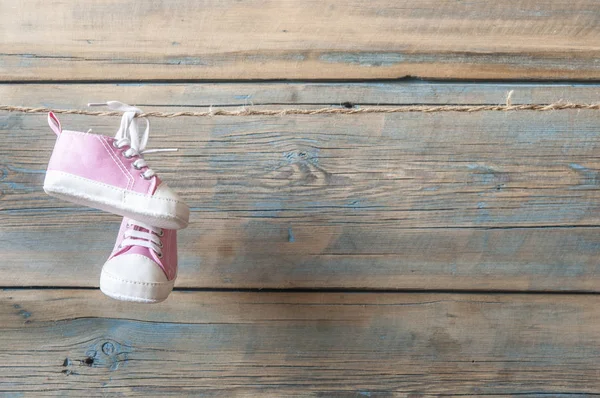 Sapatos de bebê pendurados no varal . — Fotografia de Stock
