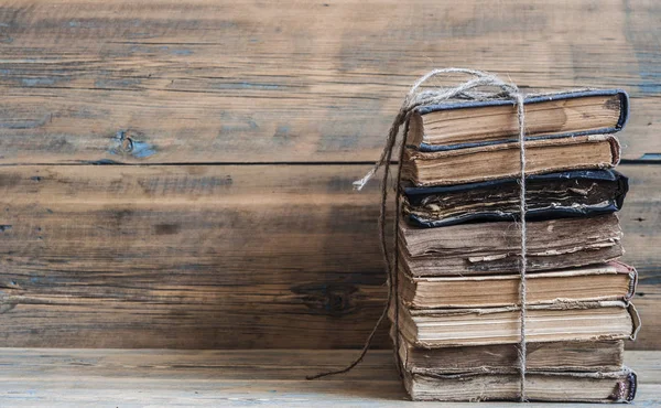 木制木板背景的旧书 — 图库照片