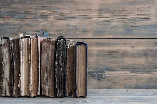 Старые книги на фоне деревянных досок — стоковое фото