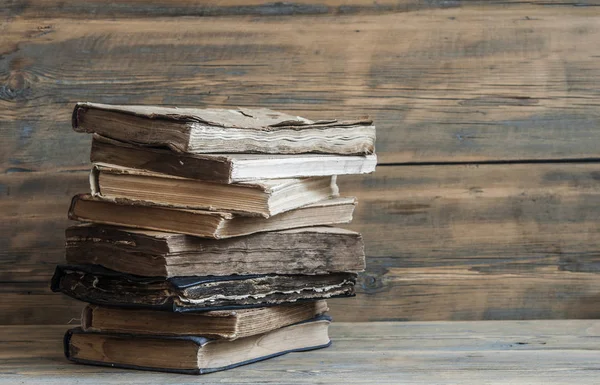 Livres anciens sur des planches de bois fond — Photo