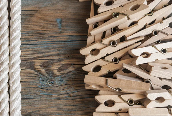 Pinzas de tela sobre fondo de madera — Foto de Stock