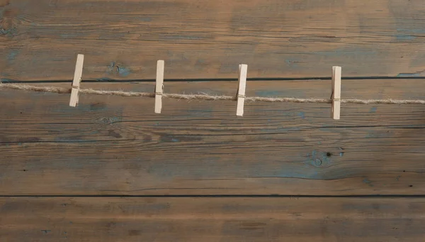 Panos de madeira na corda contra a parede da prancha de madeira velha — Fotografia de Stock