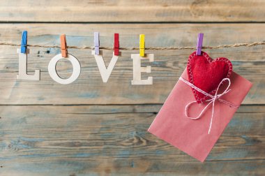 kelime aşk iple ahşap arka plan (Sevgililer günü bekle.)