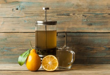 Sarı limon ile bir bardak yeşil çay