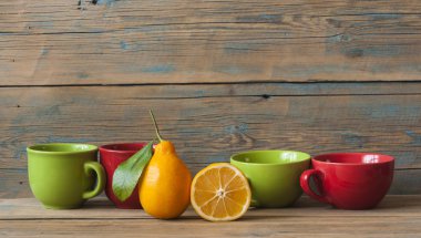 Olgun taze limon ve renkli çay bardağı