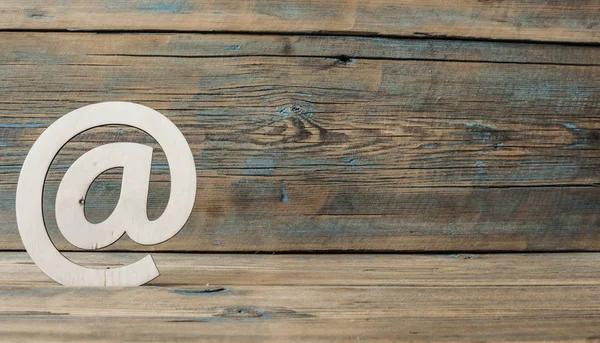 Simbolo email in legno su fondo legno grunge — Foto Stock