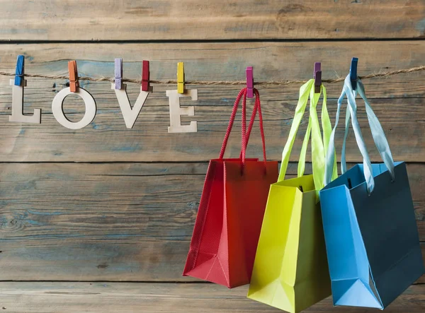 Worte Liebe hängen mit Seil auf Holz Hintergrund (Valentinstag) — Stockfoto