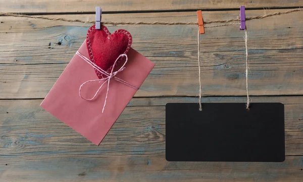 День святого Валентина фон с сердцем и конвертом — стоковое фото
