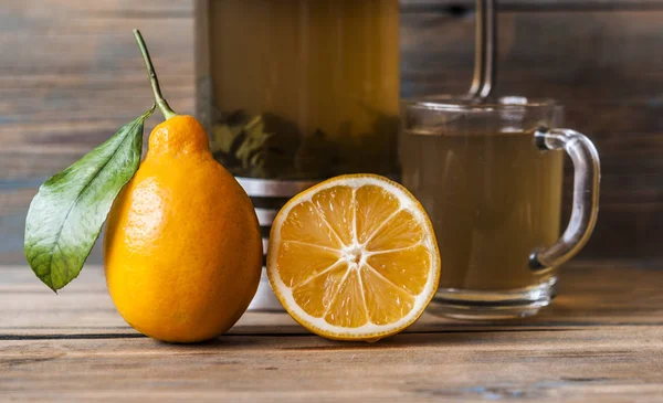 Sarı limon ile bir bardak yeşil çay