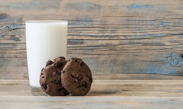 可口巧克力曲奇饼与玻璃牛奶 — 图库照片