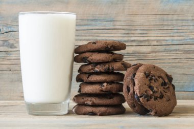 Bir bardak süt ile lezzetli çikolata kurabiye